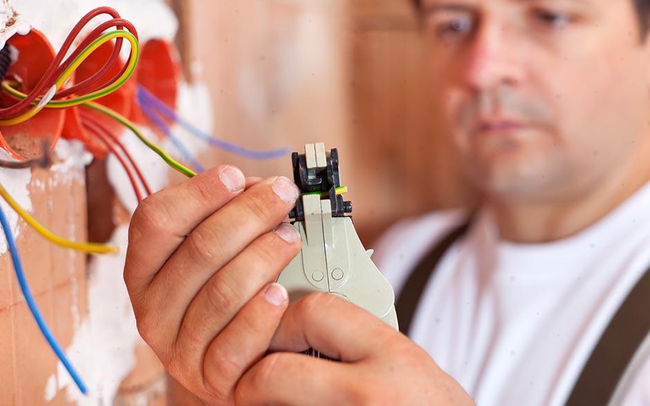 cherche électricien pas cher La Hauteville